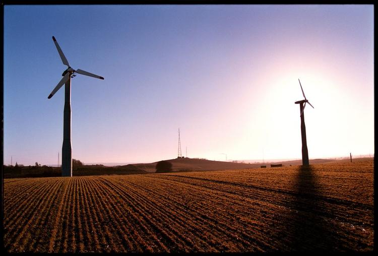Der skal være sammenhæng mellem accepten af EU's mål for reduktion af drivhusgasser, og bindende mål for vedvarende energi. Ellers kan det koste milliarder, konkluderer Dansk Industri. 