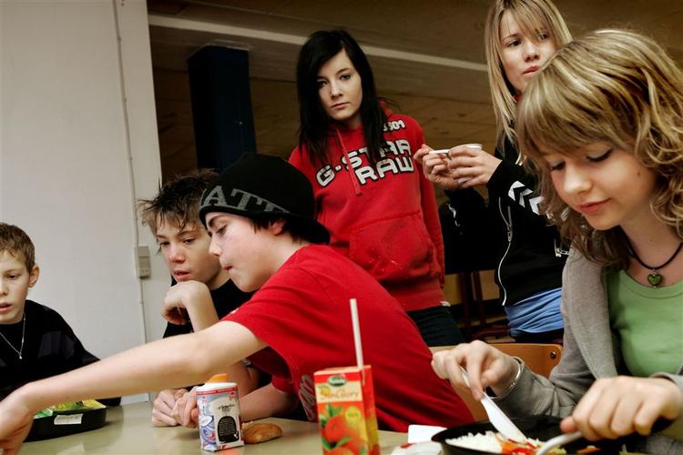 148 8. klasseselever på Damhavens Skole i Vejle deltog i et projekt med sund skolemad. Her spiser nogle af dem frokost i kantinen. 