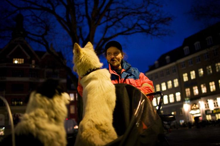 Kenneth, der er hjemløs, har sammen med tre andre oprettet et vagtværn, der holder øje med de hjemløse om natten. 