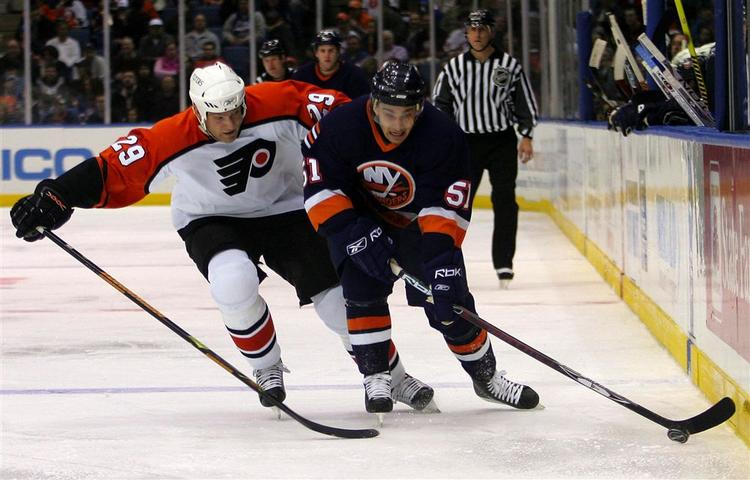 Frans Nielsen (sort) i nærkamp Philadelphia Flyers' Todd Fedoruk i 1. periode. 