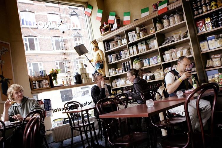 Stefanos Økologiske Delikatesser på Nørrebro serverer fast food til vegetarer og andre, der spiser fra bunden af madpyramiden. 