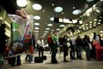 Der skal fortsat bruges poser til væsker i håndbagagen, når man flyver fra Københavns Lufthavn. Men for fremtiden må passagererne selv købe poserne. 