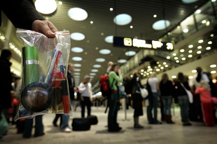 Der skal fortsat bruges poser til væsker i håndbagagen, når man flyver fra Københavns Lufthavn. Men for fremtiden må passagererne selv købe poserne. 