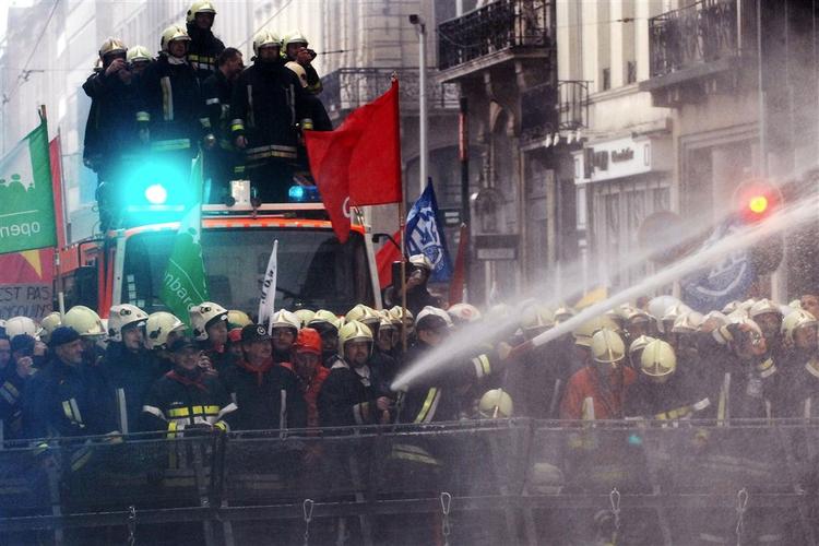 Belgiske brandmænd 'åbnede vand' mod politiet under demonstration i Bruxelles. 