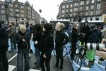 Bortset fra et par forsøg på at bryde politiets afspærringer er rydningen begyndt fredeligt. 