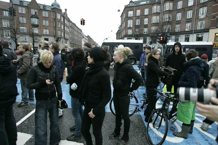 Bortset fra et par forsøg på at bryde politiets afspærringer er rydningen begyndt fredeligt. 