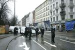 Spontane demonstranter kastede flasker efter politiet under morgenens rydning af Ungdomshuset. 
