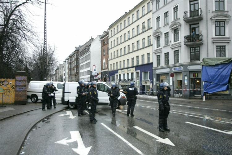 Spontane demonstranter kastede flasker efter politiet under morgenens rydning af Ungdomshuset. 
