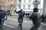 Politibetjent trækker staven for at holde demonstranter væk på Nørrebro efter morgenens rydning af Ungdomshuset. 