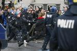 Alle bør holde sig væk fra Nørrebro, så længe der er uroligheder, lyder det fra politiet. 
