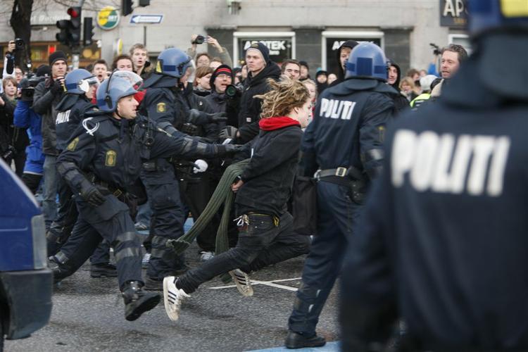 Alle bør holde sig væk fra Nørrebro, så længe der er uroligheder, lyder det fra politiet. 