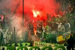 Det var Betis Sevillas tilhængere som kastede flasken  mod FC Sevillas træner. 