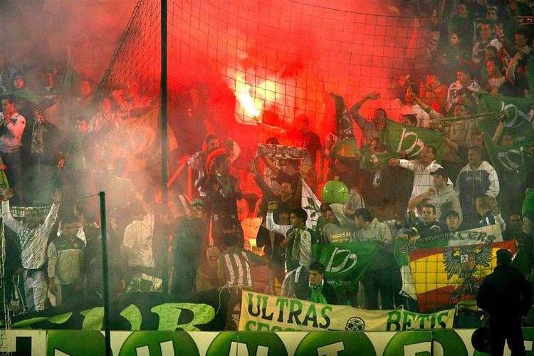 Det var Betis Sevillas tilhængere som kastede flasken  mod FC Sevillas træner. 