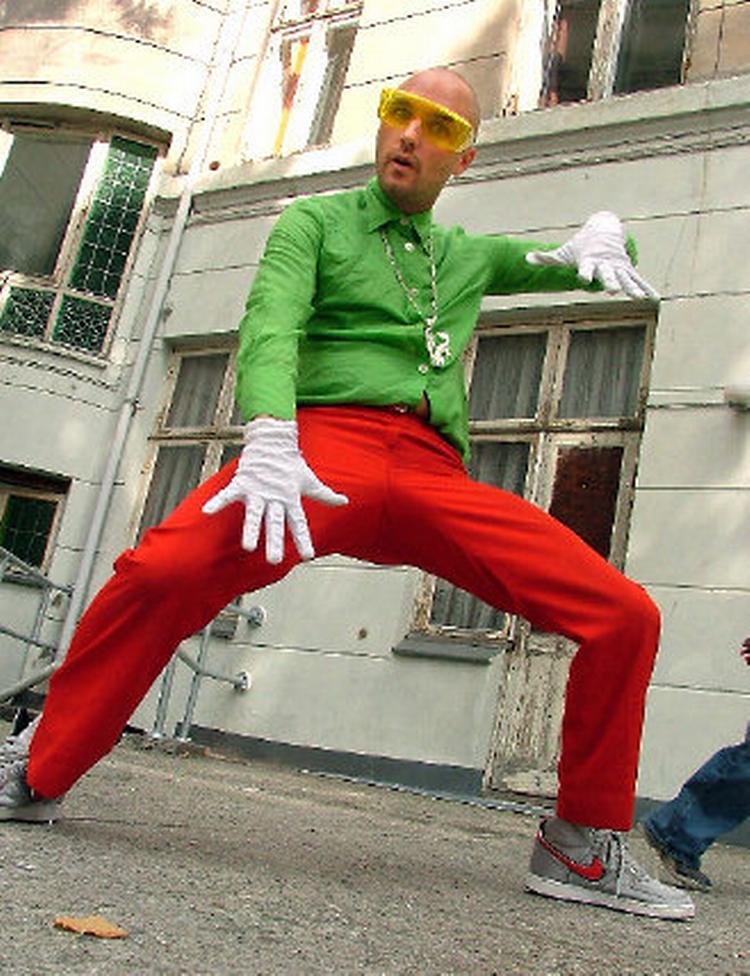 Da multikunstneren Je M'appelle Mads' otteårige søn ville klædes ud som pige til fastelavn, opfattede farmand det bare som udtryk for en ungdommelig subkultur. Selv er Mads 36 år.  Privatfoto 