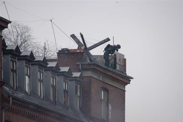 Kemikere undersøger efter rydningen Ungdomshuset for giftige kemikalier. 