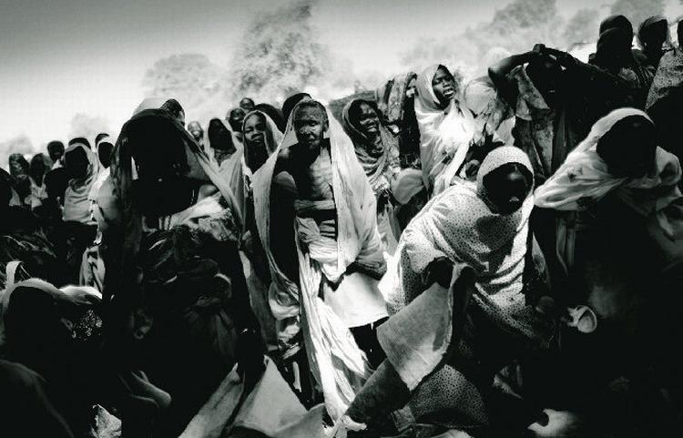 Skæbner. Forfatteren Malene Haakansson, der har skrevet bogen Det værste er at dø i stilhed, var udsendt som nødhjælpsarbejder og har derfor oplevet Darfur indefra.  Foto fra bogen: Jan Grarup 