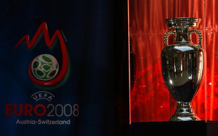 Grækenland vandt pokalen i Portugal i 2004 efter en 1-0-sejr i finalen  over værterne. 