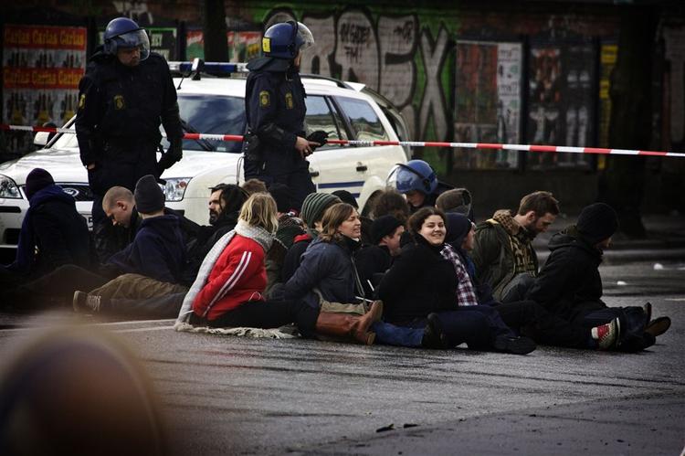 Omkring 100 personer er blevet anholdt i løbet af dagen. Heraf 35 i selve Ungdomshuset. 