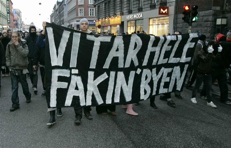 Demonstrationen for Ungdomshuset har udviklet sig til sammenstød mellem politi og demonstranter på Nørrebro i København. 