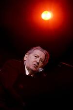 »I wish I was eighteen again, sang«, mumlede Jerry Lee Lewis i Forum. Den 71-årige 'Killer' var nu ellers vital og lynrap med venstrehånden på pianoet, men det kunne ikke redde en søvnig koncert. - Fotoet her er fra koncerten i Farum sidste år. 