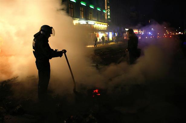 Politiet havde dagen og natten igennem haft travlt med at fjerne barrikader og slukke brande. 