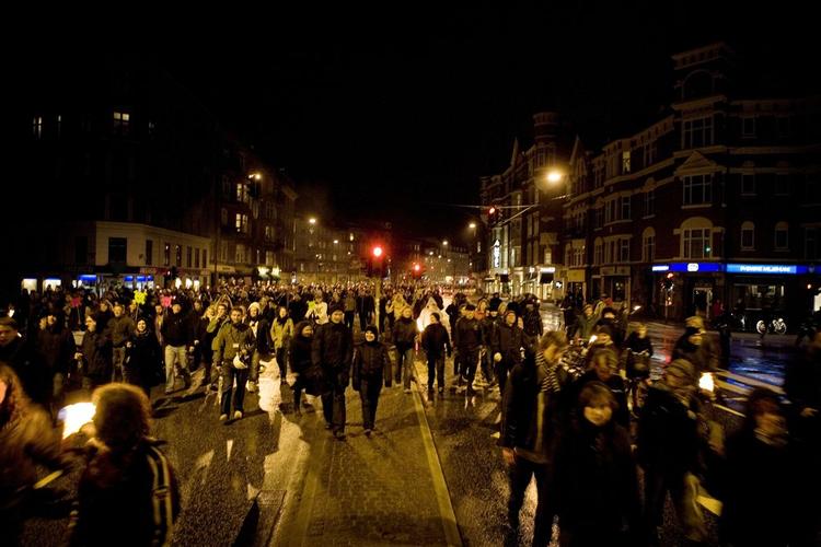 Mellem 1000 og 2000 demonstranter er på vej fra Rådhuspladsen til Nørrebro. 