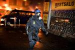 Politiet var under pres i løbet af natten på både Nørrebro og Christianshavn. Men ordensmagten modtager stor ros for løsning af den vanskelige opgave i avisernes ledere. 