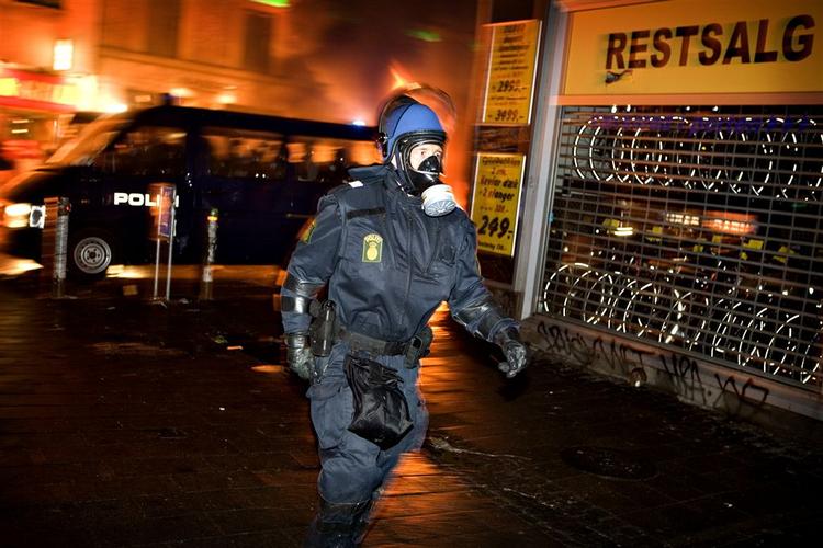 Politiet var under pres i løbet af natten på både Nørrebro og Christianshavn. Men ordensmagten modtager stor ros for løsning af den vanskelige opgave i avisernes ledere. 