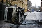 En ødelagt varevogn ligger væltet om på siden i Bådsmandsstræde på Christianshavn. 