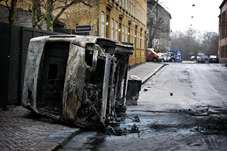 En ødelagt varevogn ligger væltet om på siden i Bådsmandsstræde på Christianshavn. 