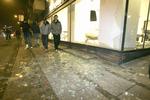 Denne butik på Christianshavn blev i går raseret af de unges vrede. Urolighederne på Nørrebro og på Christianshavn kan få alvorlige økonomiske konsekvenser for forretningslivet. 