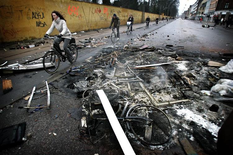 Sådan så det ud fredag morgen på Nørrebrogade. En af mange afbrændte cykler, som de vrede unge brugte som barrikader i løbet af aftenen og natten 