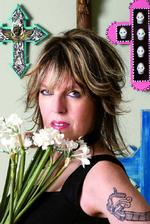 Lucinda Williams sydstatsstemme lyder stolt og insisterende på hendes 8. album 'West'. Og lidt mere livstræt. 