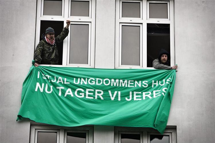 Ungdomshus-sympatisører besatte i dag Socialdemokraternes hovedkontor på Frederiksberg. Nu har de forladt huset igen. 