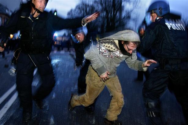En demonstrant forsøger at undgå anholdelse under optøjerne. 