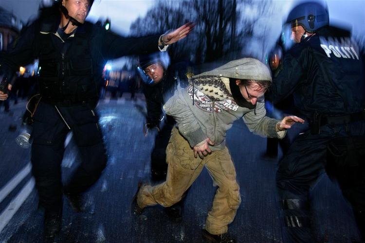 De voldsomme konfrotationer mellem de unge og politiet vil foreningen Forældre mod Politibrutalitet gerne undgå. De vil dog ikke fordømme kast med brosten og kanonslag. 