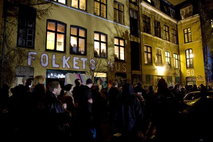 Folkets Hus på Nørrebro er her til aften propfyldt med aktivister, der planlægger de kommende dages aktiviteter. 