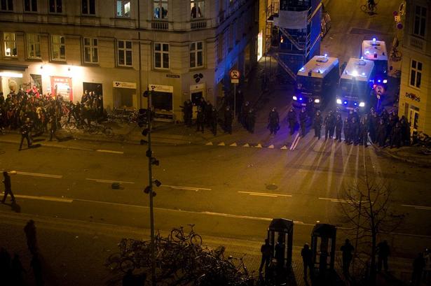 Politiet trækker ned mod Sankt Hans Torv, hvor demonstrationen bliver opløst. 