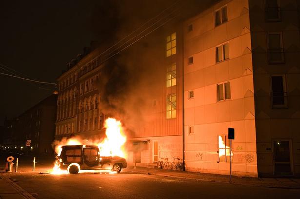 Biler bliver stukket i brand i takt med, at aktivisterne bevæger sig fra Sankt Hans Torv. 