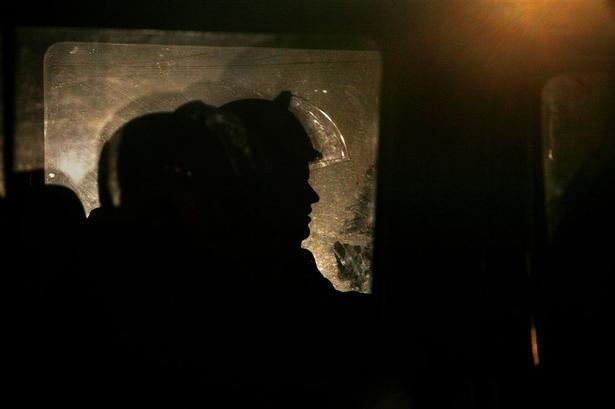 Betjente sidder i en af politiets busser. 