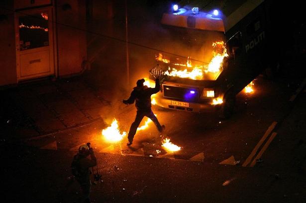 Alt forhåndenværende kasteskyts blev brugt for at ramme politiets biler. 