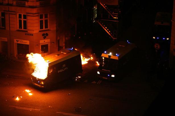 Brandbomber har ramt en politivogn på Sankt Hans Torv. 