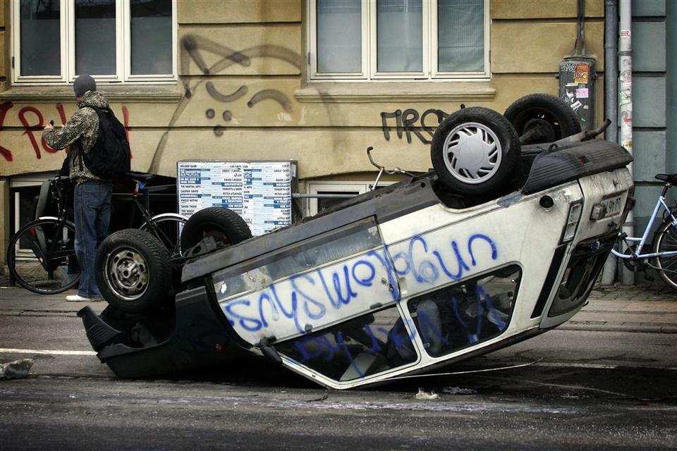 Her er en af beboernes bil udsat for alvorligt hærværk. 