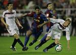 Christian Poulsen kæmper om bolden med Barcelonas Ronaldinho. 