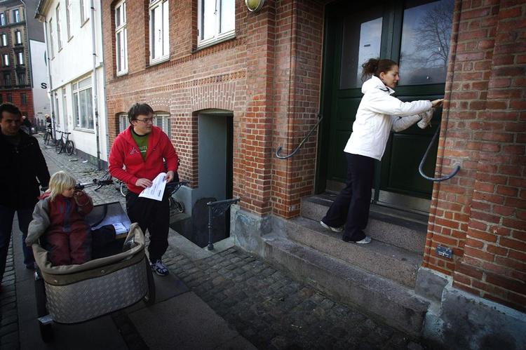 Naboer til Ungdomshuset sætter løbesedler op i opgangene på Nørrebro, Her er det Martin Stahl og Barbara Nobbio, der er rykket ud. 