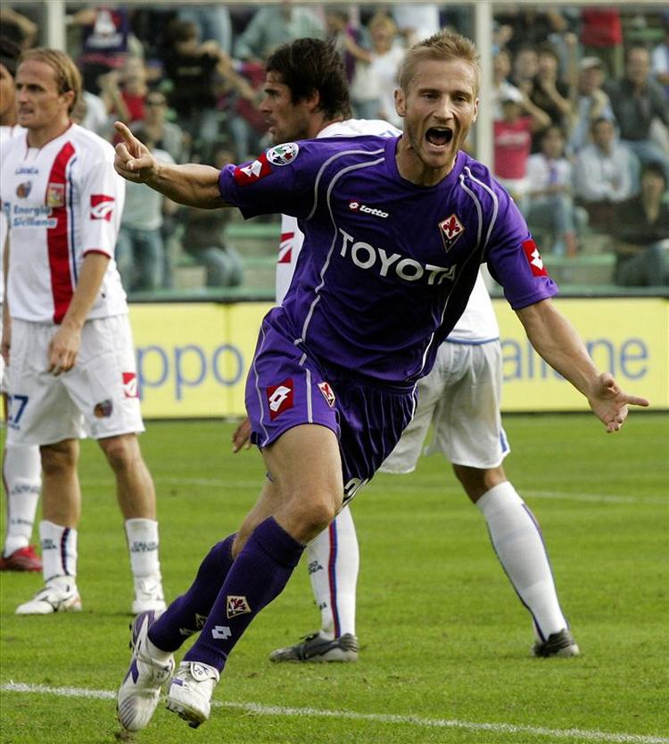 Martin Jørgensen scorer i en kamp for Fiorentina mod Catania 1. oktober sidste år. 
