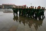 Kinesiske soldater patruljerer Den Himmelske Freds Plads i hjertet af Beijing. 