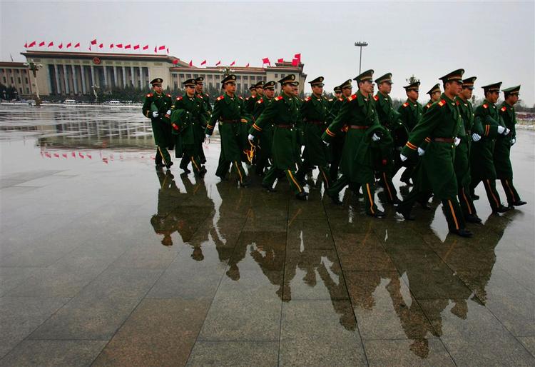Kinesiske soldater patruljerer Den Himmelske Freds Plads i hjertet af Beijing. 