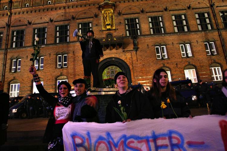 Blomster i stedet for brosten var parolen på Rådhuspladsen. 