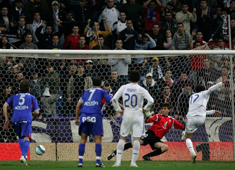 Real Madrids Ruud van Nistelrooy(t.h.) udligner på straffe til 1-1. 